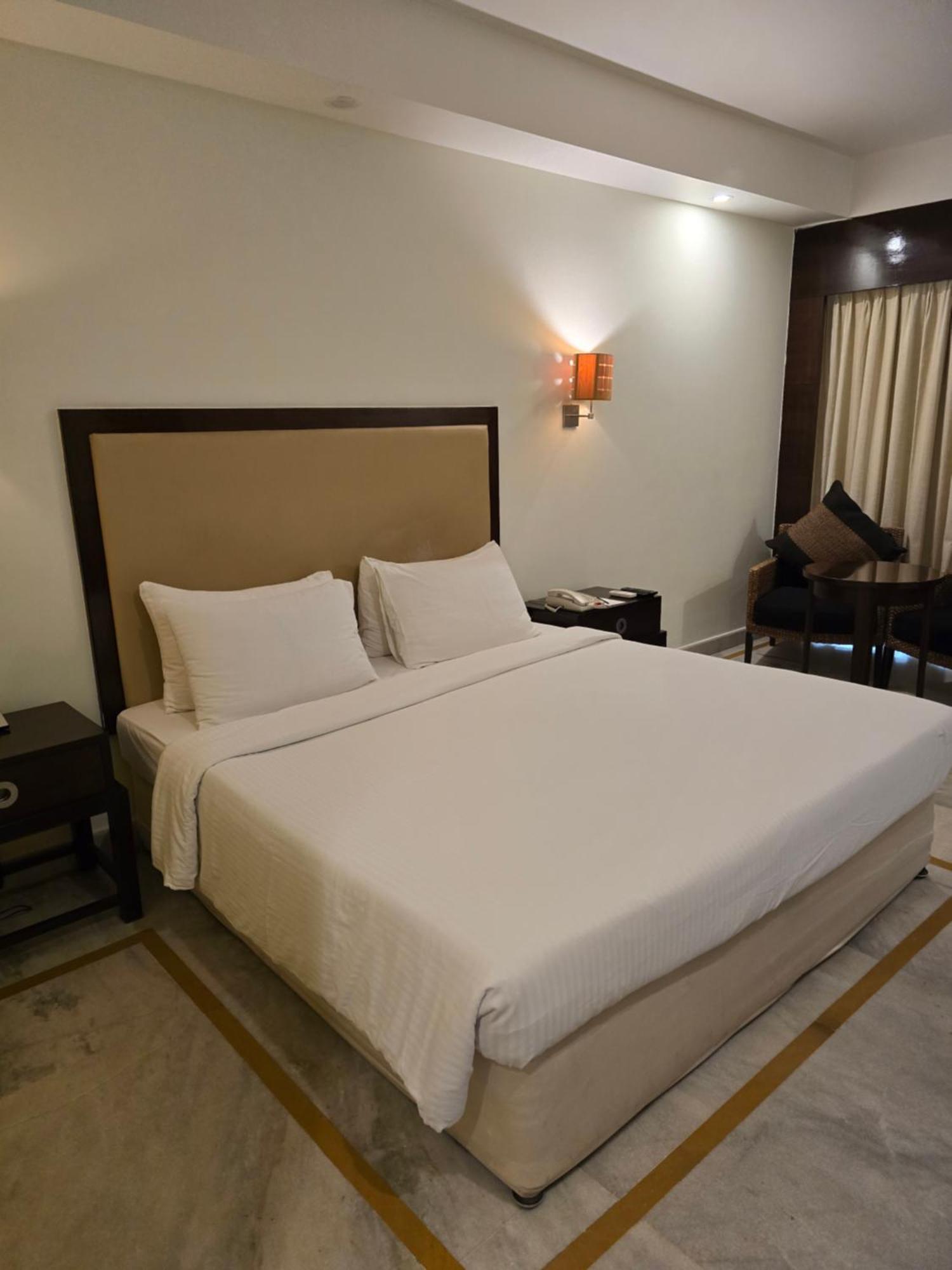 Royal Orchid Central Kireeti Hampi, Hospet Номер фото