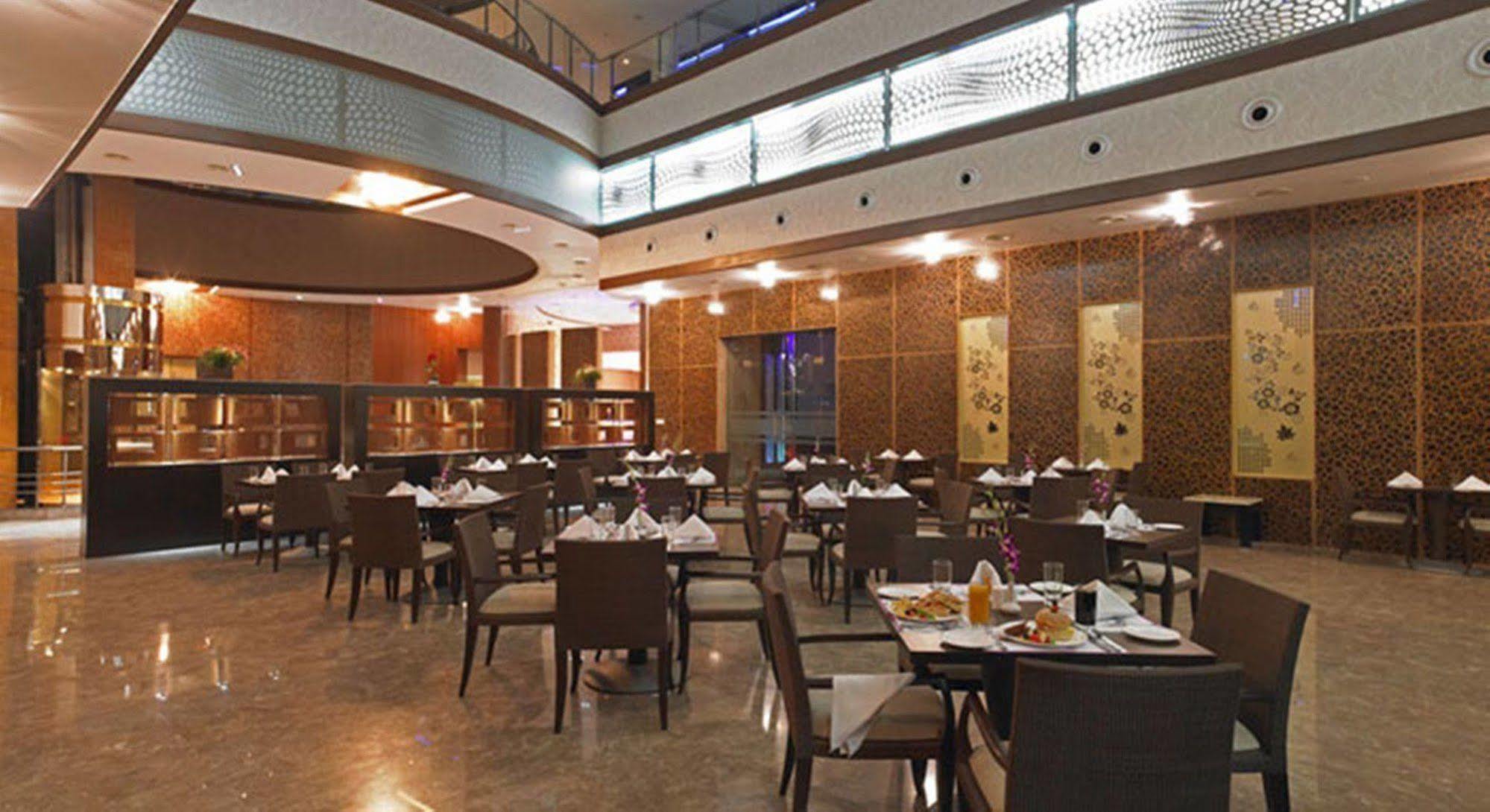 Royal Orchid Central Kireeti Hampi, Hospet Ресторан фото